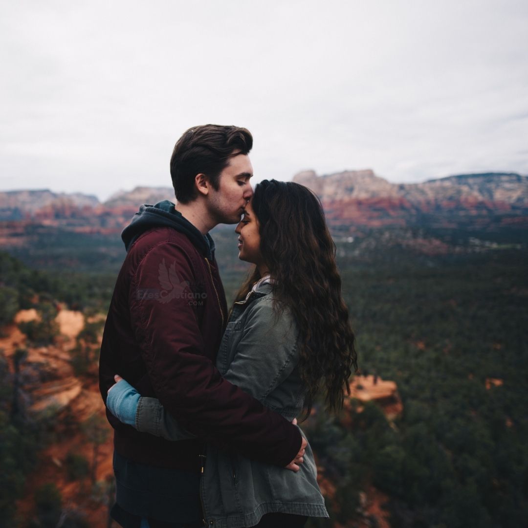 pareja dandose un beso