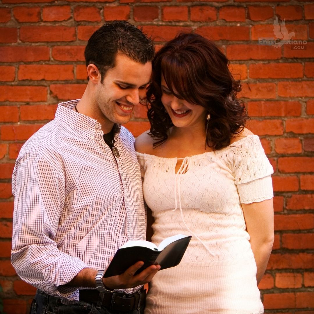 pareja leyendo la biblia