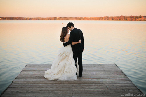 pareja de novios en un muelle 