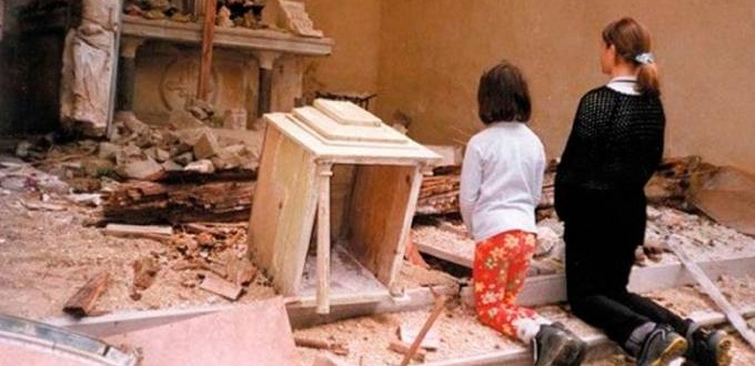 niños orando en escombros 
