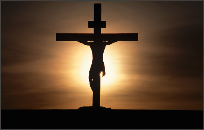 Jesús y la cruz al atardecer