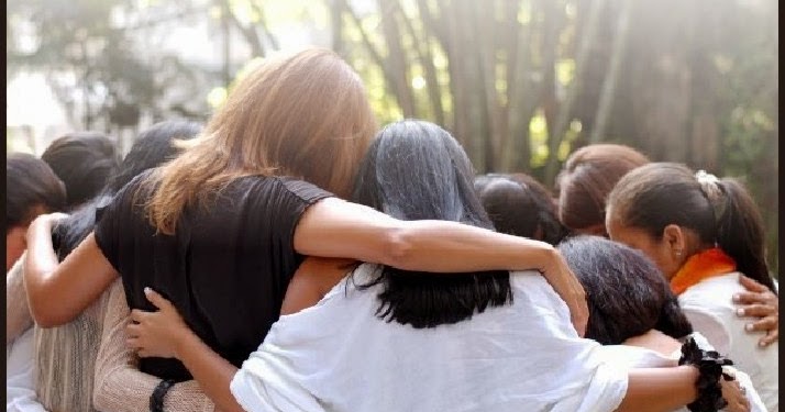 Mujeres orando
