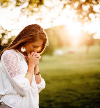 Mujer en oración
