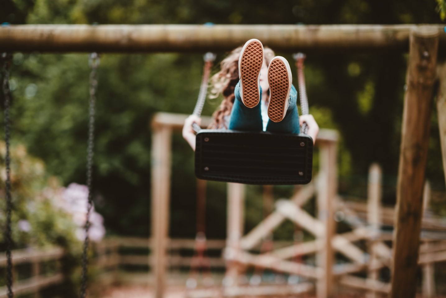 niña en parque