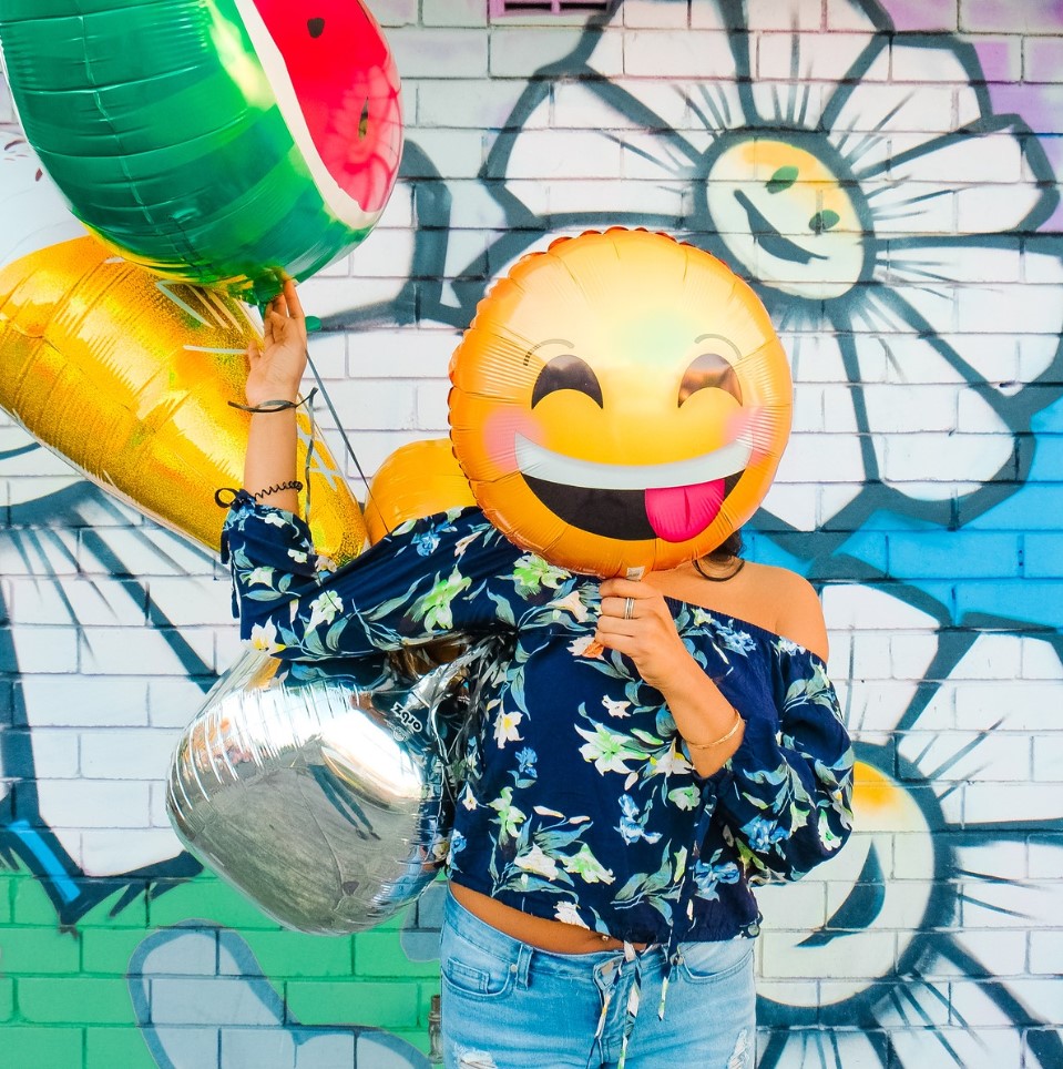 chica y emojis