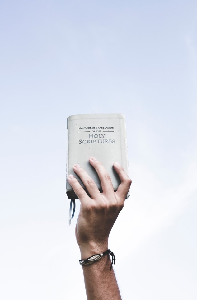 sujetando la biblia