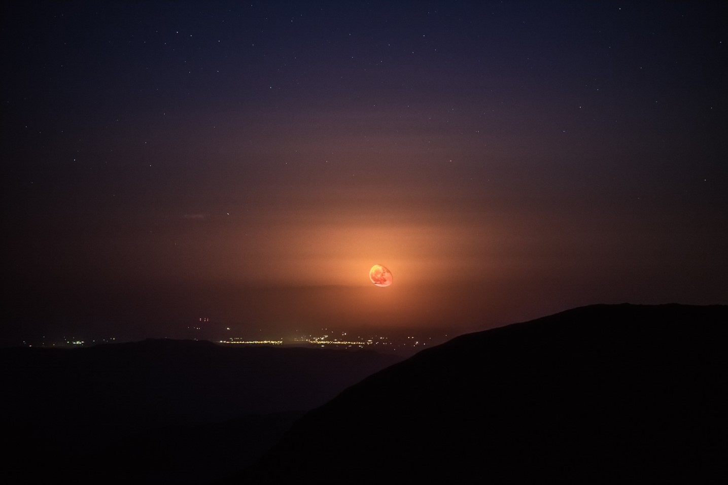 luna roja en la ciudad