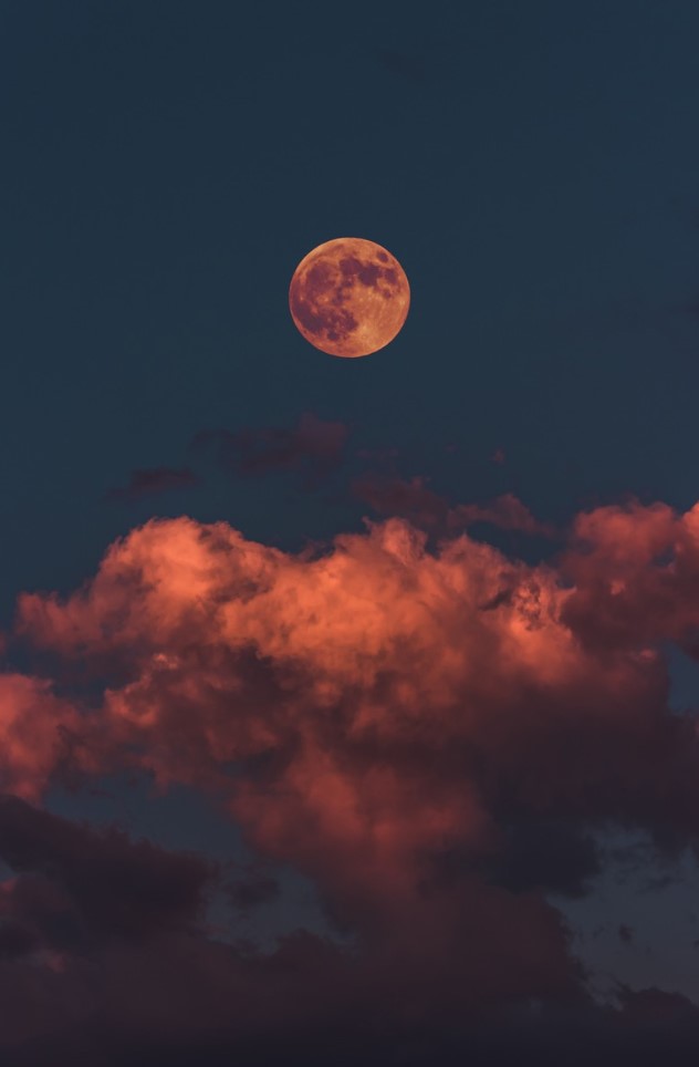 luna sobre la ciudad