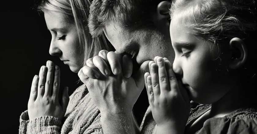 padres e hijo orando