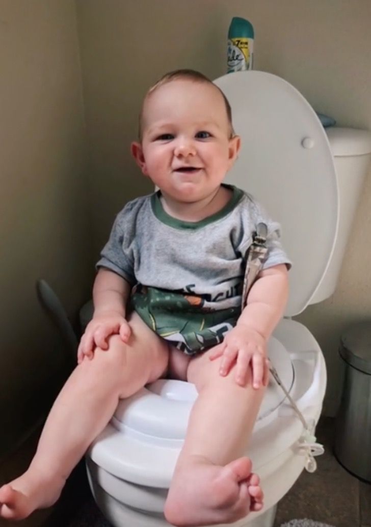 Madre enseña a bebé de 3 semanas a usar el inodoro